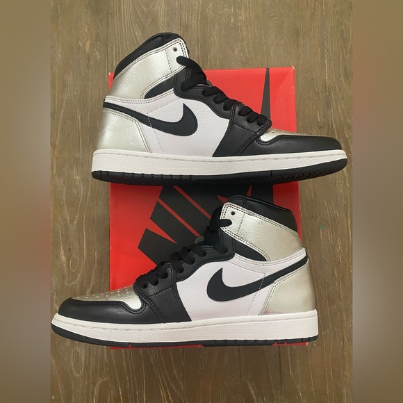 Air Jordan 1 High OG “Silver Toe” Size 8.5M/10W - Picture 4 of 10
